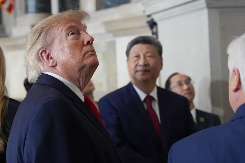Trump trage linie în fața Chinei în cursa AI: „Când ești în frunte, nu vă faceți dezvăluiri”
