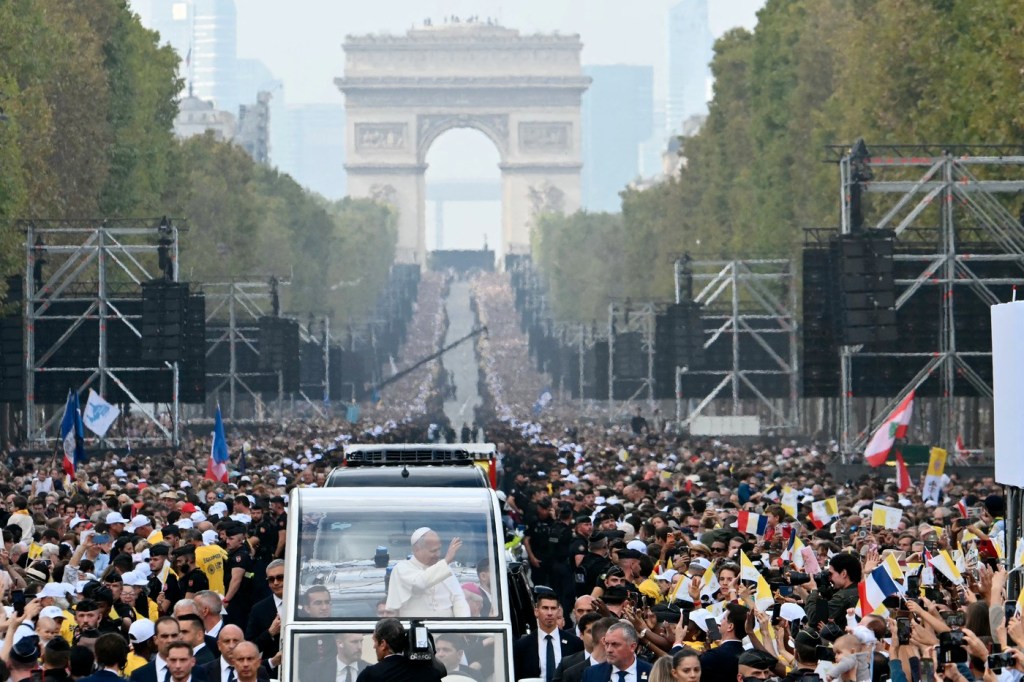 Slujbă uriașă ținută de Papa Leon în centrul Parisului. Participă sute de mii de credincioși