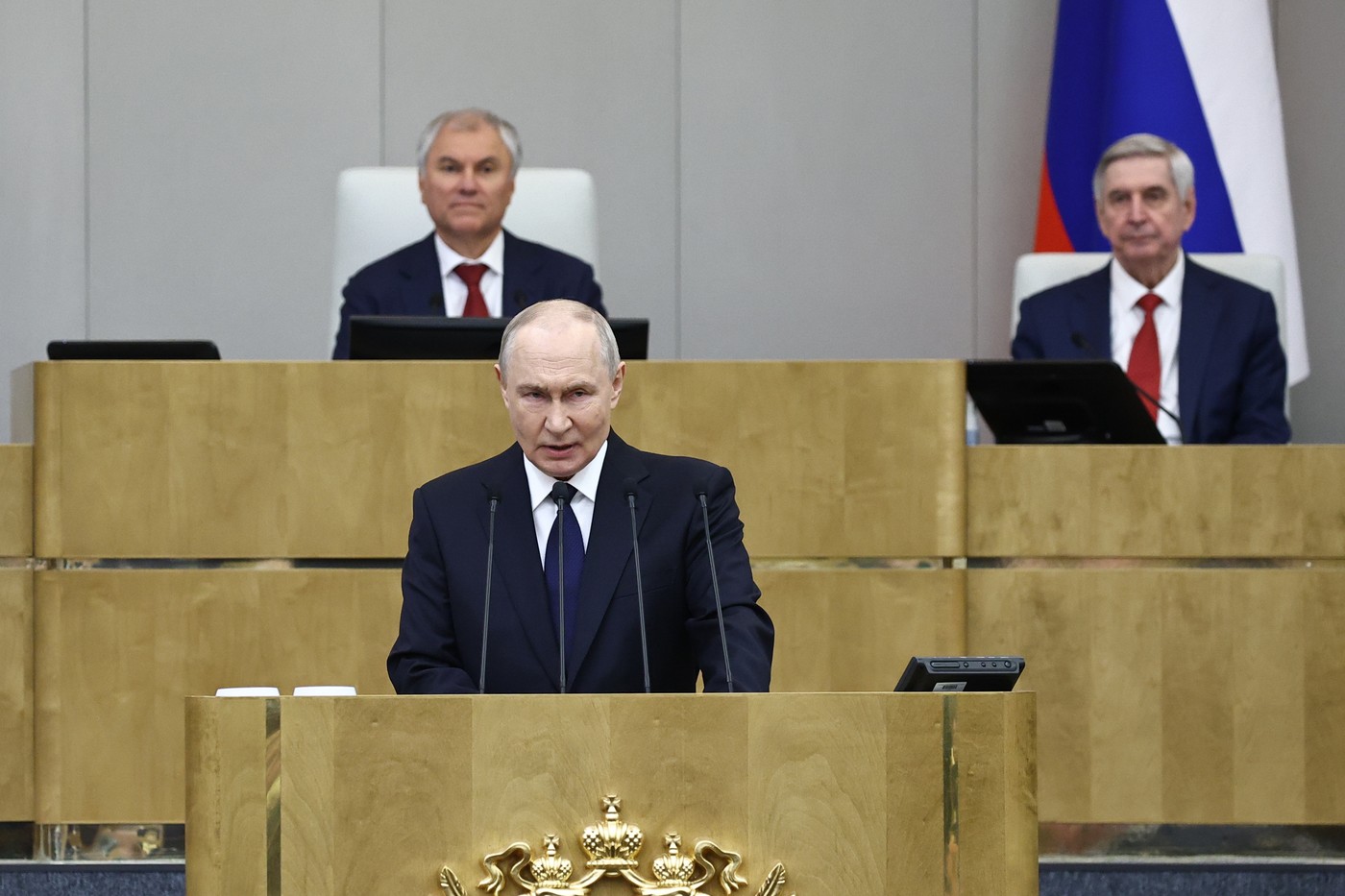 La inaugurarea noului parlament, Putin le cere deputaților ruși să „facă totul pentru victorie” în Ucraina. Bugetul enorm pentru război pe care îl vrea aprobat