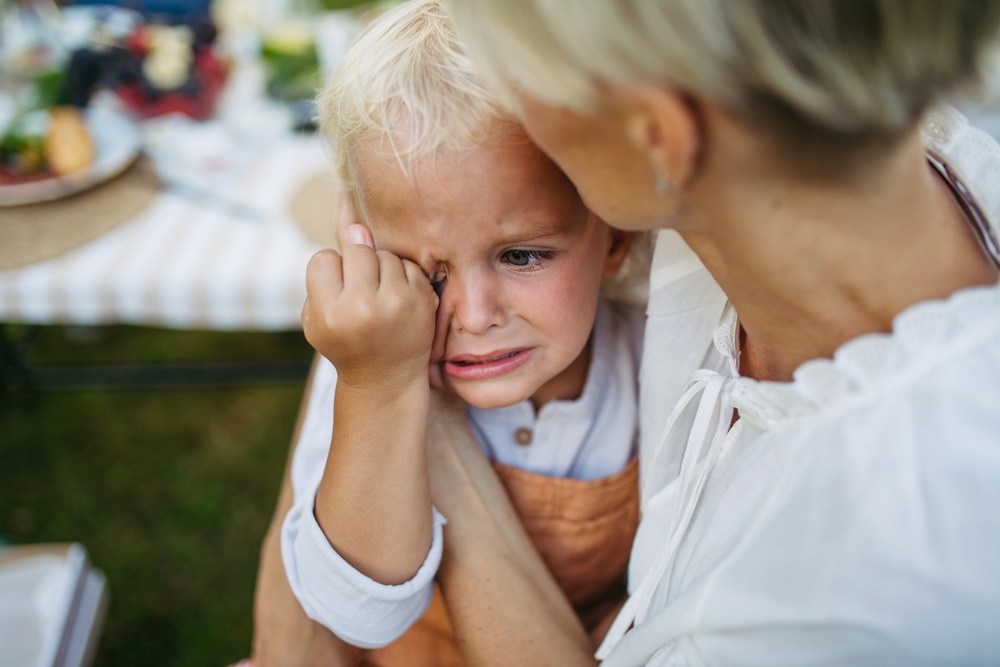 În perioada de adaptare la grădiniță, unii copii încep să ceară mai des să fie luați în brațe și alinați de părinți. FOTO: Shutterstock