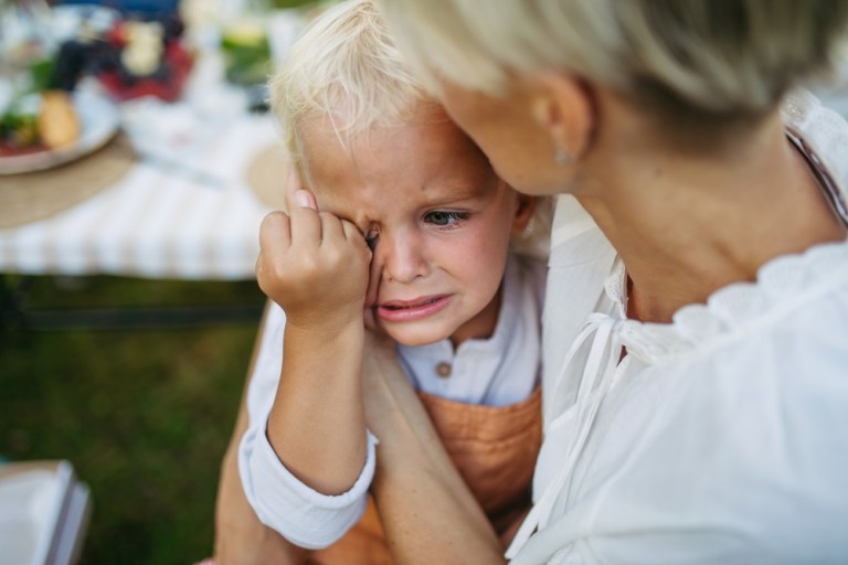 În perioada de adaptare la grădiniță, unii copii încep să ceară mai des să fie luați în brațe și alinați de părinți. FOTO: Shutterstock