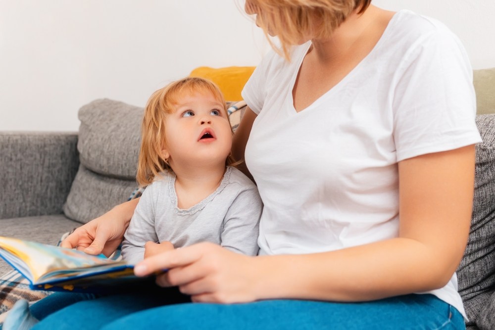 Felul în care un copil mic stabilește și menține contactul vizual e un indiciu pe care psihologii îl iau în seamă atunci când evaluează un copil suspectat de autism. FOTO: Shutterstock