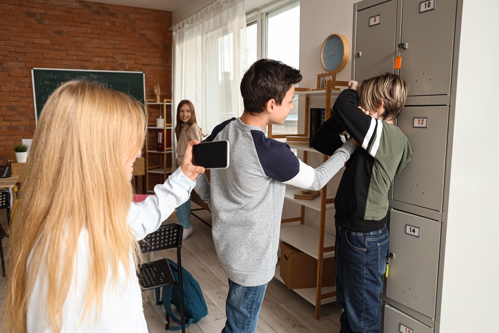 Dacă îi este teamă, copilul agresat (sau părintele lui) poate face sesizare anonimă. Conducerea școlii e obligată să o ia în considerare și să intervină. FOTO: Shutterstock