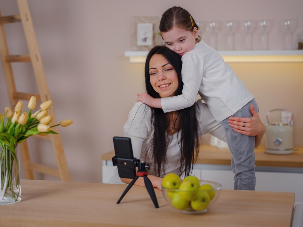 Sharenting, o tentație mare pentru părinții iubitori de atenție în spațiul virtual. FOTO: Shutterstock