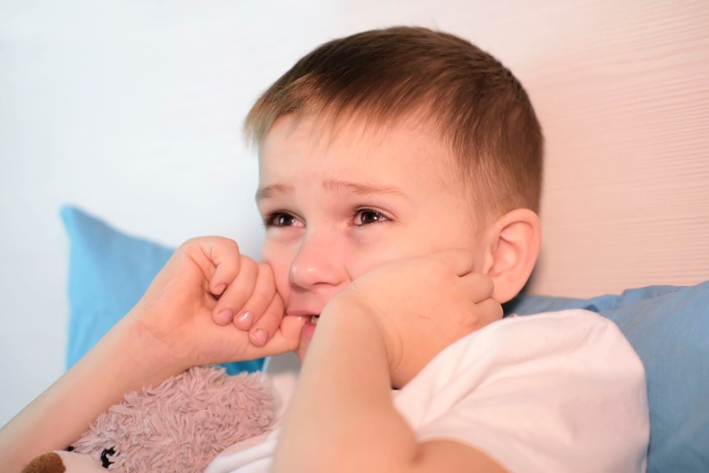 Mușcatul buzelor, smulgerea pielițelor sau răsucirea repetată a părului pot apărea în contexte foarte diferite, de la plictiseală și concentrare până la tensiune emoțională. FOTO: Shutterstock