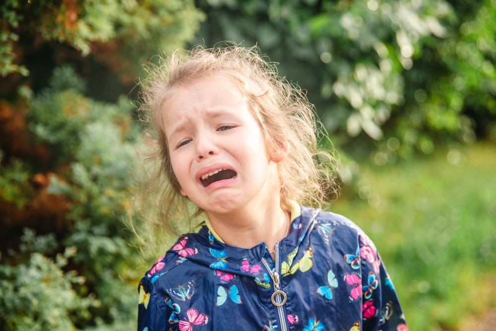 După ore întregi de reguli, așteptare și adaptare la colectivitate, întoarcerea acasă poate fi momentul în care tensiunea acumulată peste zi iese la suprafață. FOTO: Shutterstock