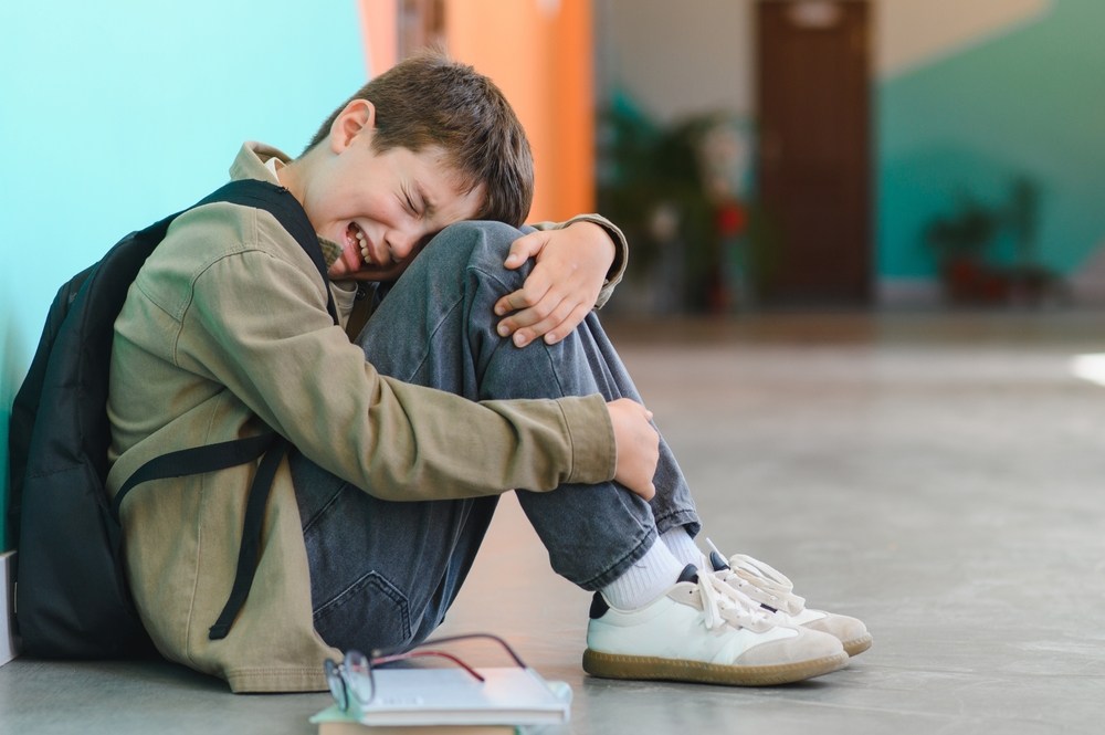 Chiar dacă nu îți spune direct că se confruntă cu o problemă reală la școală, fii atent la compontamentul său și la schimbările de dispoziție. FOTO: Shutterstock