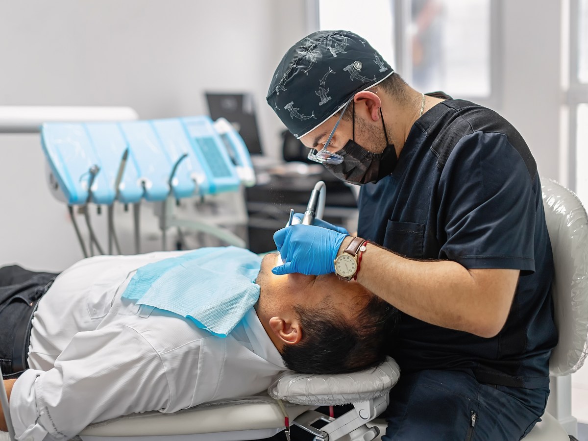 Mai puțin de unul din cinci cabinete stomatologice oferă servicii decontate prin CNAS. De ce nu vor medicii să lucreze cu Casa de Asigurări. Se întâmplă și în alte țări?