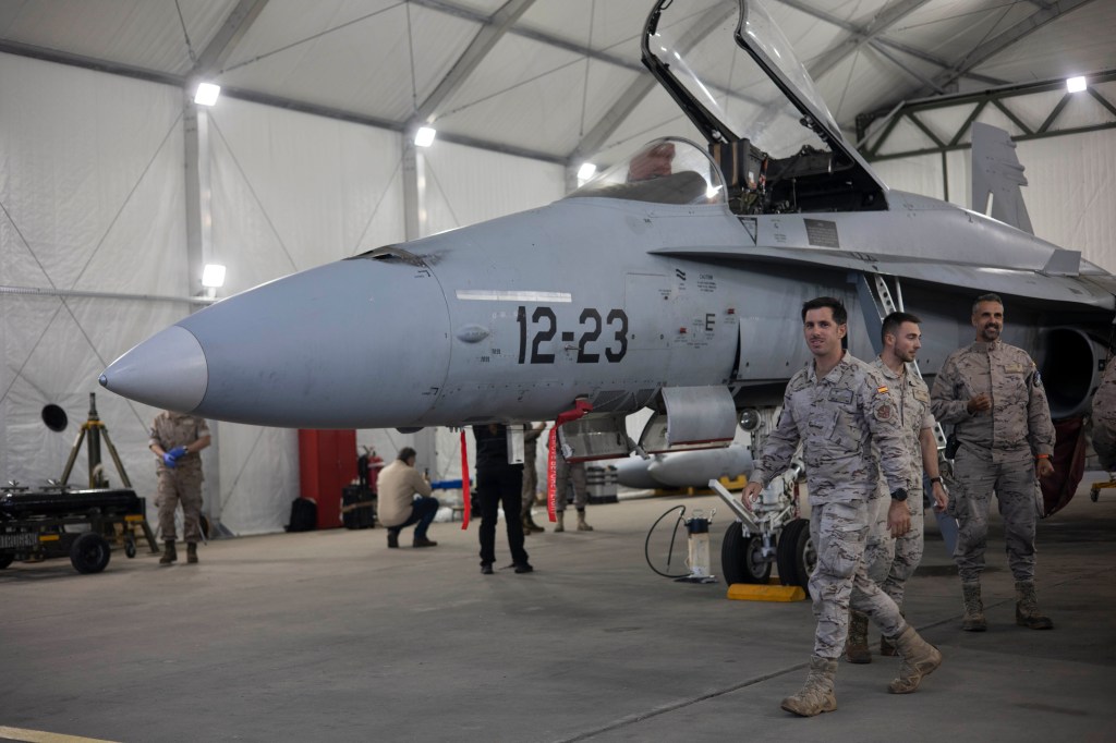 REPORTAJ la Mihail Kogălniceanu: „În 3 săptămâni am avut mai multe alerte ca-n 4 luni, în alte misiuni”. Cum luptă piloții spanioli de F-18 din România contra „încercărilor Rusiei de a testa NATO”