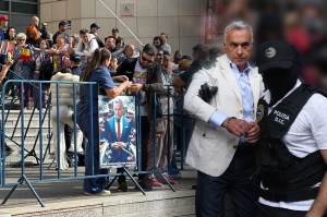 Susținători ai lui Călin Georgescu la Tribunalul București. Foto: Adelina Mărăcine și Inquam Photos. Colaj HotNews