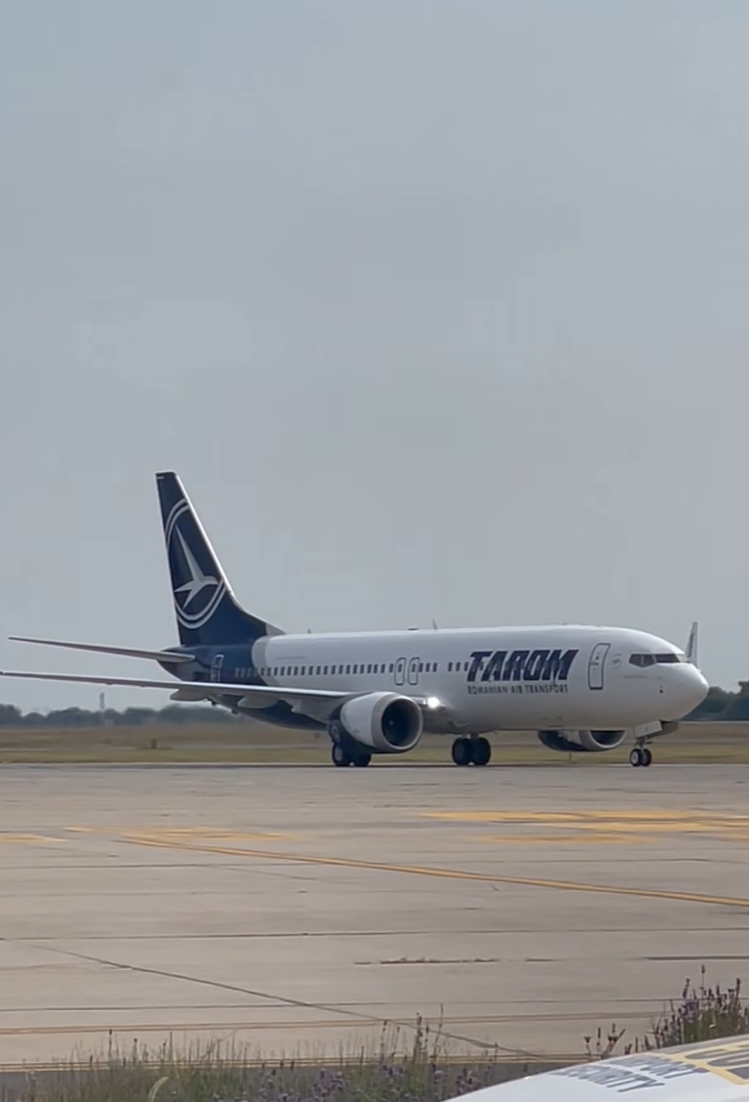 TAROM a primit primul avion Boeing 737 MAX, botezat „𝗠ircea Lucescu”. Pe ce rute va zbura