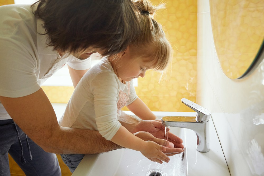 Un copil mic are nevoie de ajutor, indiferent de dilemele pe care le poate avea părintele în fața ușii toaletei. FOTO: Shutterstock