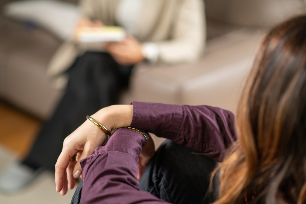 femeie cu tulburare de personalitate borderline la psiholog
