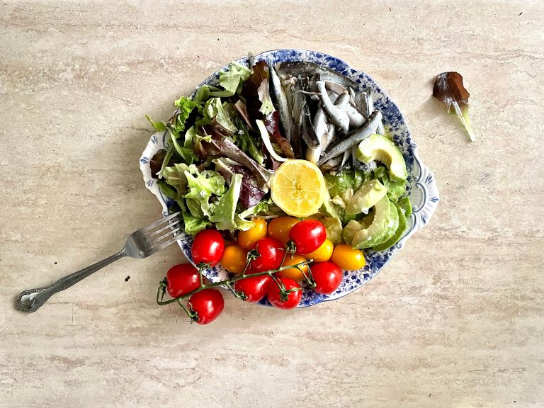 Salată de sardeluțe marinate