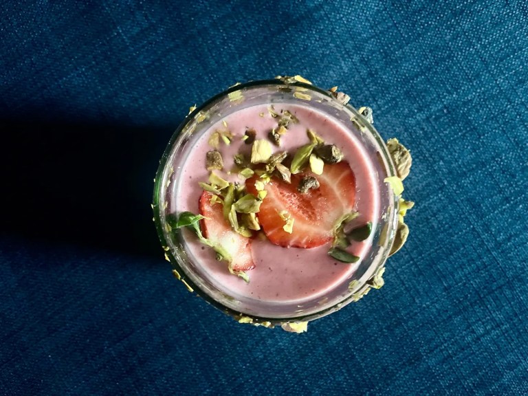 Cocktail cu căpșuni și frișcă