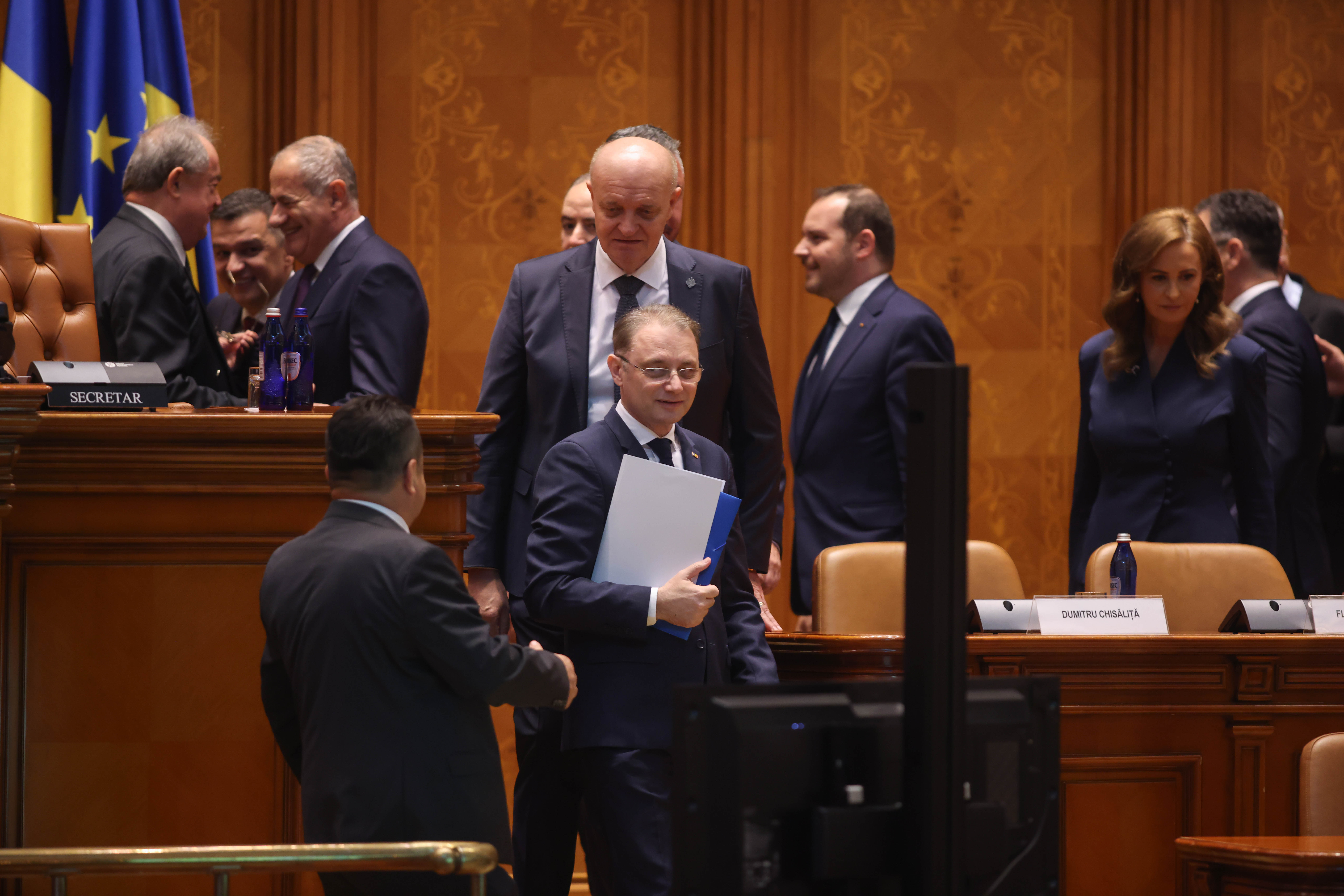 Guvernul Luca Niculescu, în care PSD are 12 miniștri, la votul Parlamentului. Grindeanu, atacuri la Bolojan și USR: „Vă dau o primă veste bună”. PSD i-a tăiat microfonul lui Bolojan - HotNews.ro