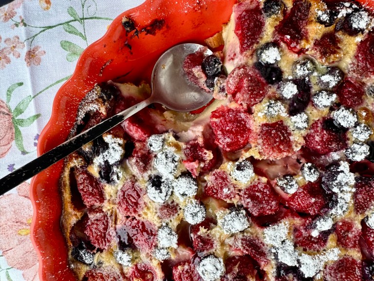 Clafoutis cu fructe de vară