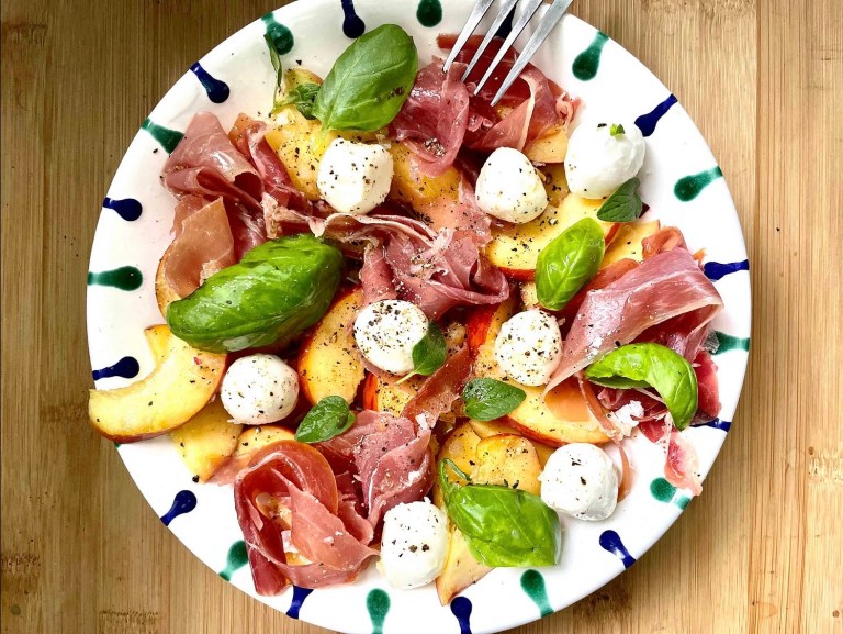 Salată de piersici și prosciutto