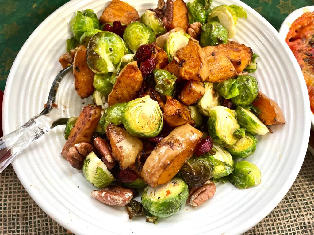 Salată caldă de varză de Bruxelles, pecan și dovleac