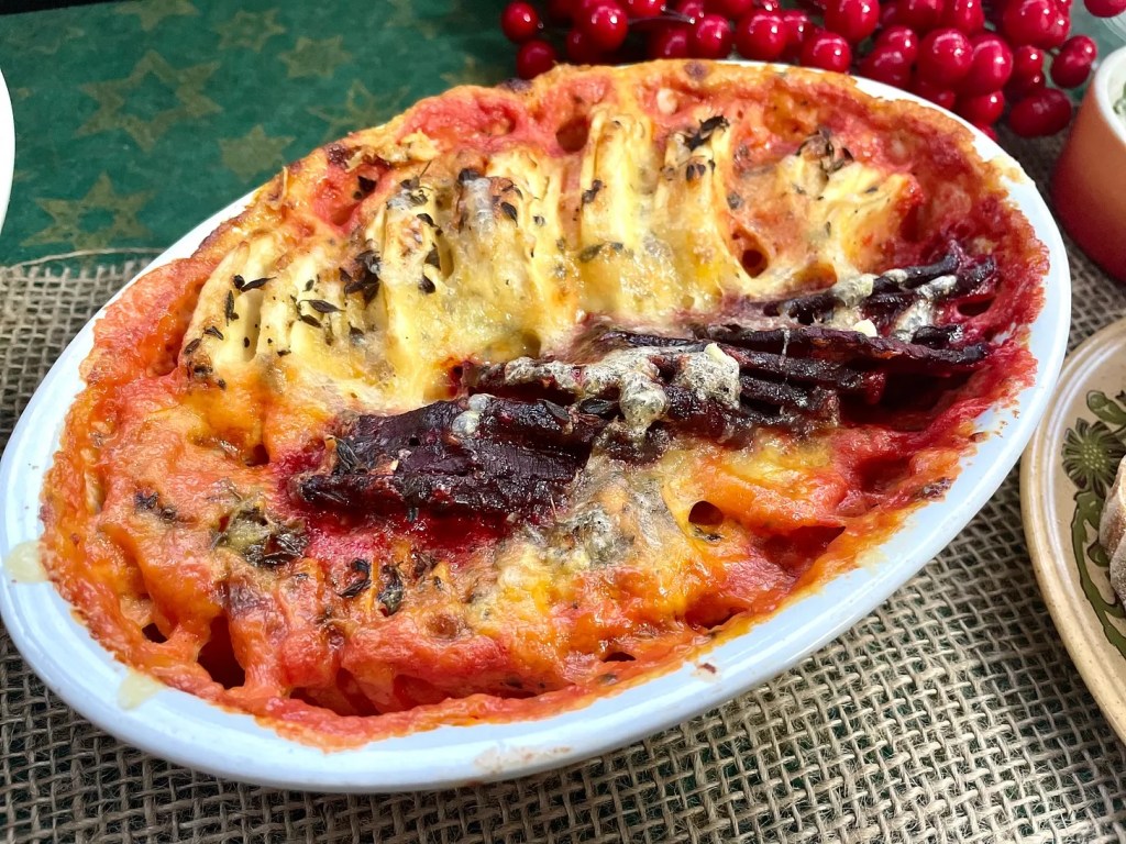 Rădăcinoase coapte cu parmezan și Gruyère