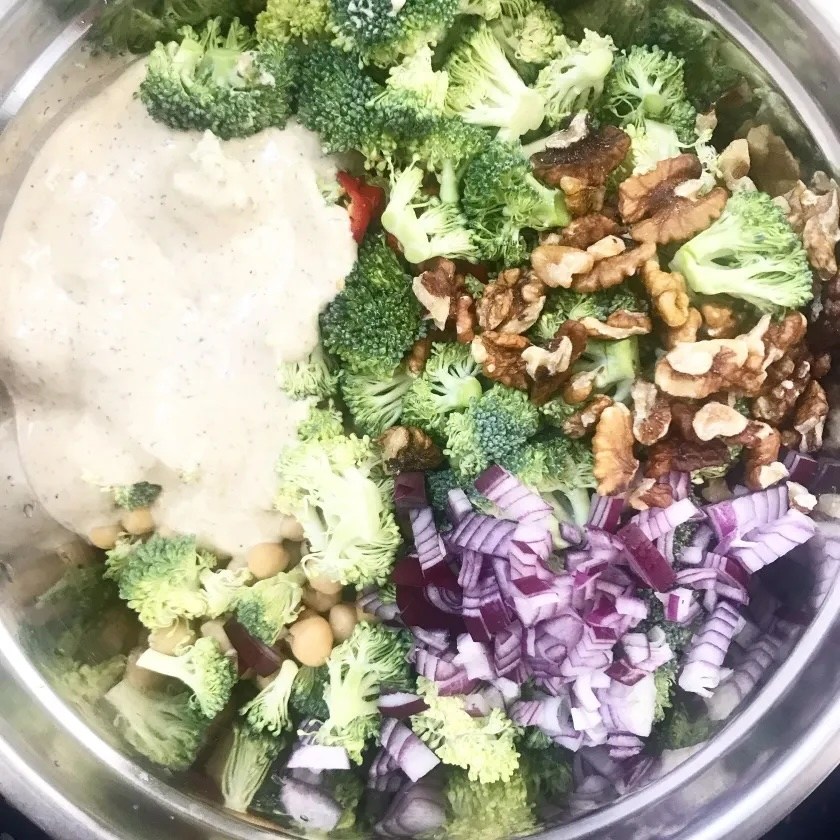 Salată de broccoli și năut cu sos de tahini și lămâie