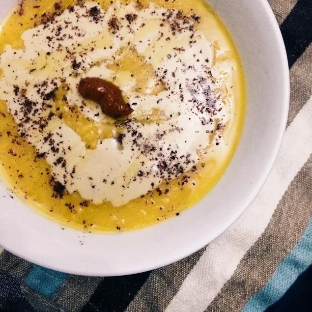 Supă-cremă de năut și lămâie