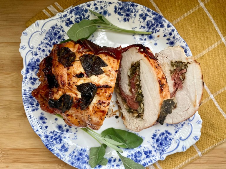 Ruladă de curcan cu prosciutto și salvie