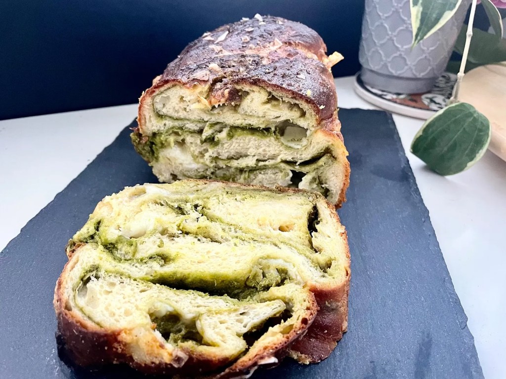 Babka sărată cu pesto de leurdă și brânză de burduf