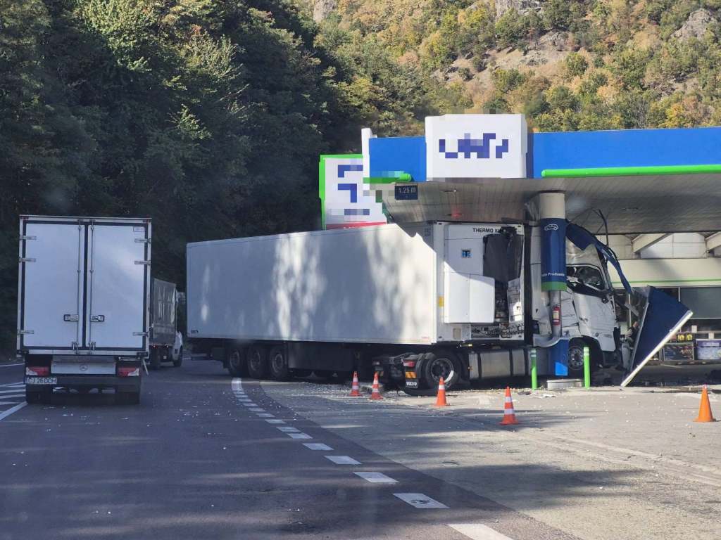 Decizia poliției în cazul șoferului turc care a intrat cu TIR-ul în pompa unei benzinării de pe Valea Oltului