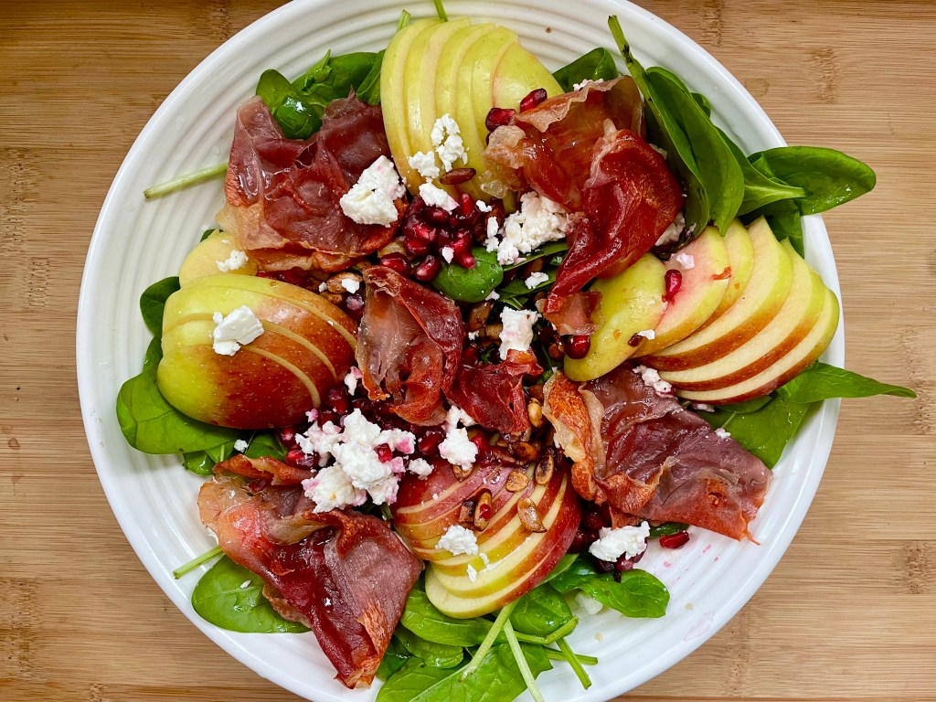 Salată cu mere și prosciutto