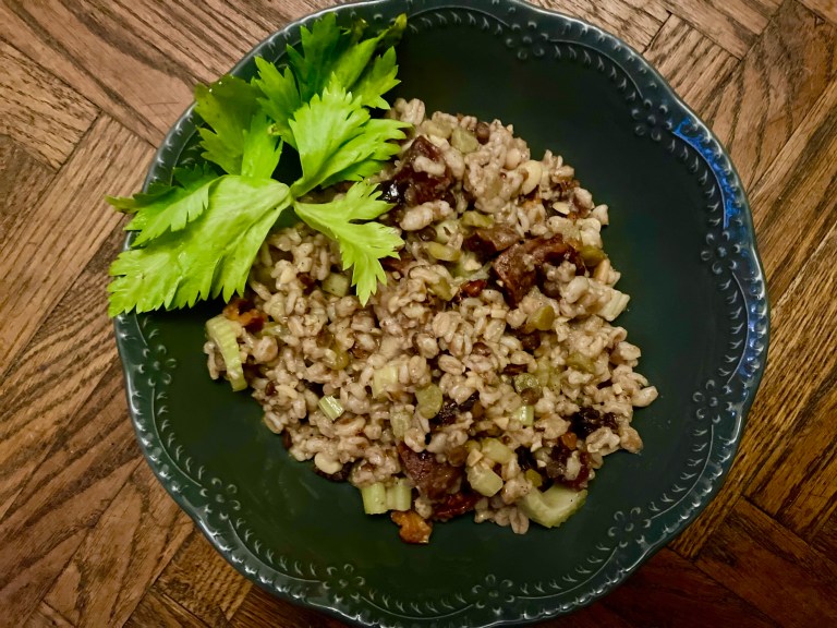 Salată din grâne, chorizo și curmale