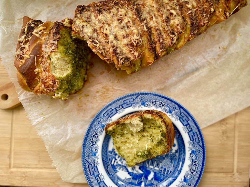 Pâine pull-apart cu pesto de leurdă & cheddar