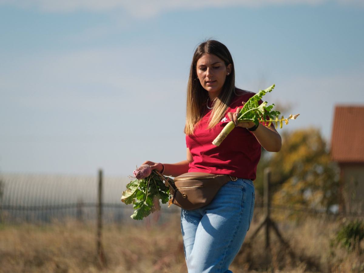 La 28 de ani, Andreea este manager de fermă bio lângă București: „Sapa este cel mai bun prieten al nostru”