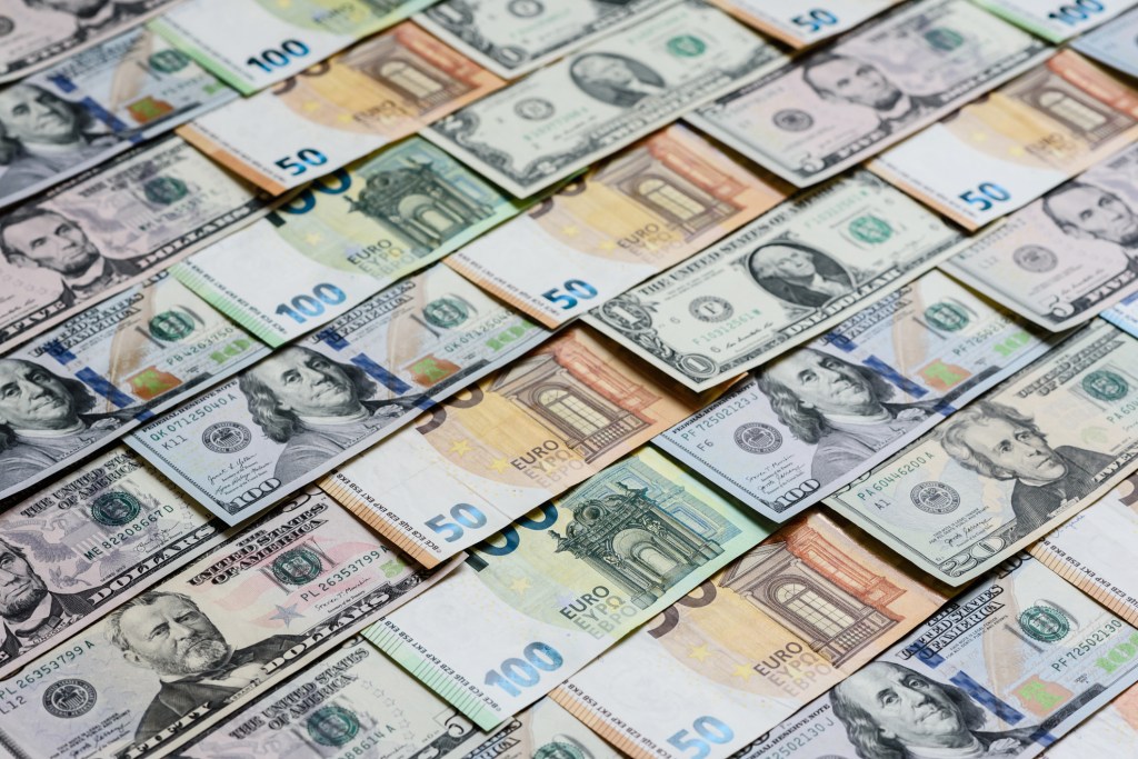 Euro a căzut luni dimineață la minimul ultimelor 17 luni din cauza Franței / „Nu vă puneți în fața trenului”, avertizează experții