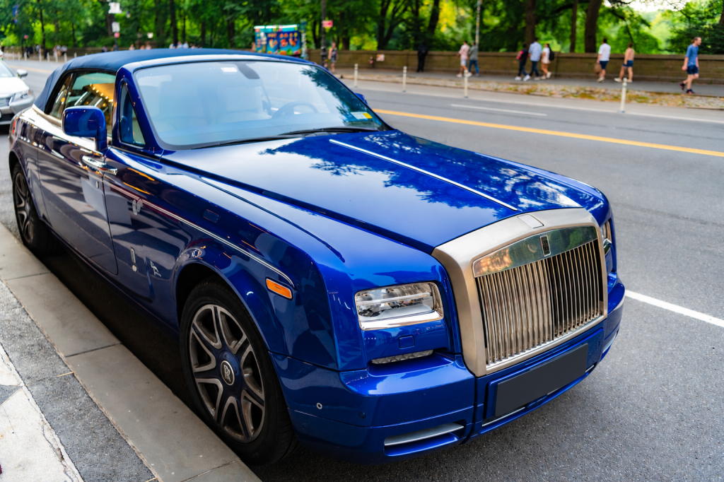 Agenții italieni au oprit un Rolls Royce cu numere de România. Mașina nu era furată, dar în torpedo se afla o mică avere. Și au rămas fără ea