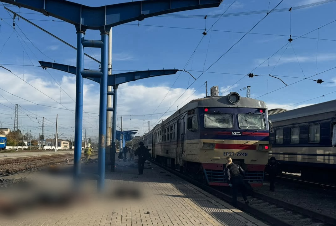 Accident feroviar în Ucraina: un tren în gară lovit cu dronă rusească, 13 morți, 10 răniți