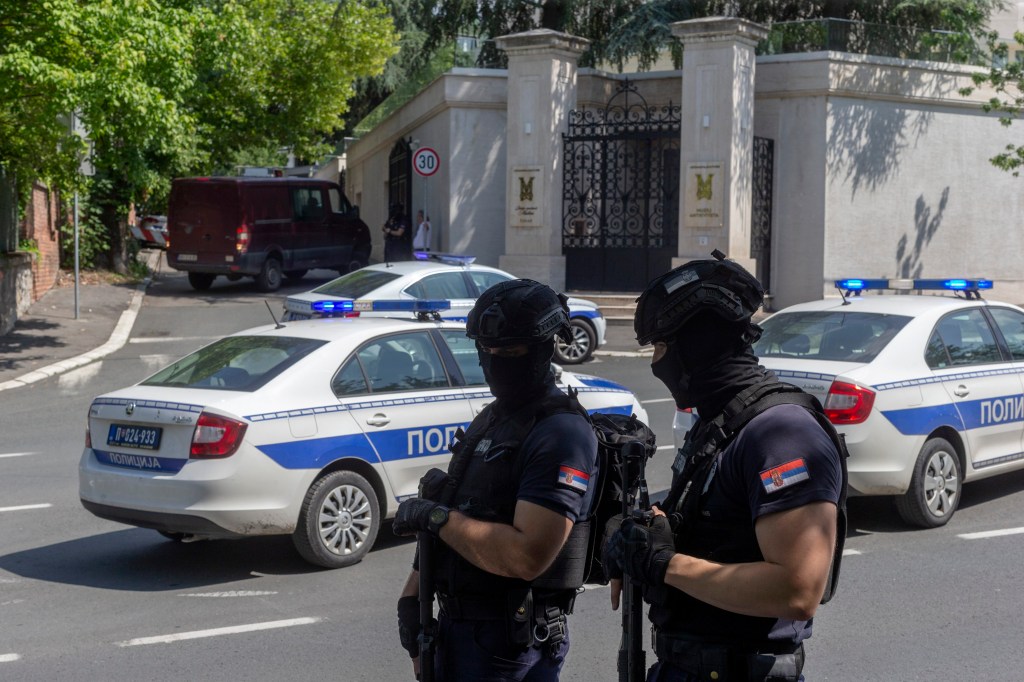 Minor care a atacat ambasada Israelului din Belgrad, împușcat mortal de poliție. Nivelul de alertă teroristă, ridicat la maxim