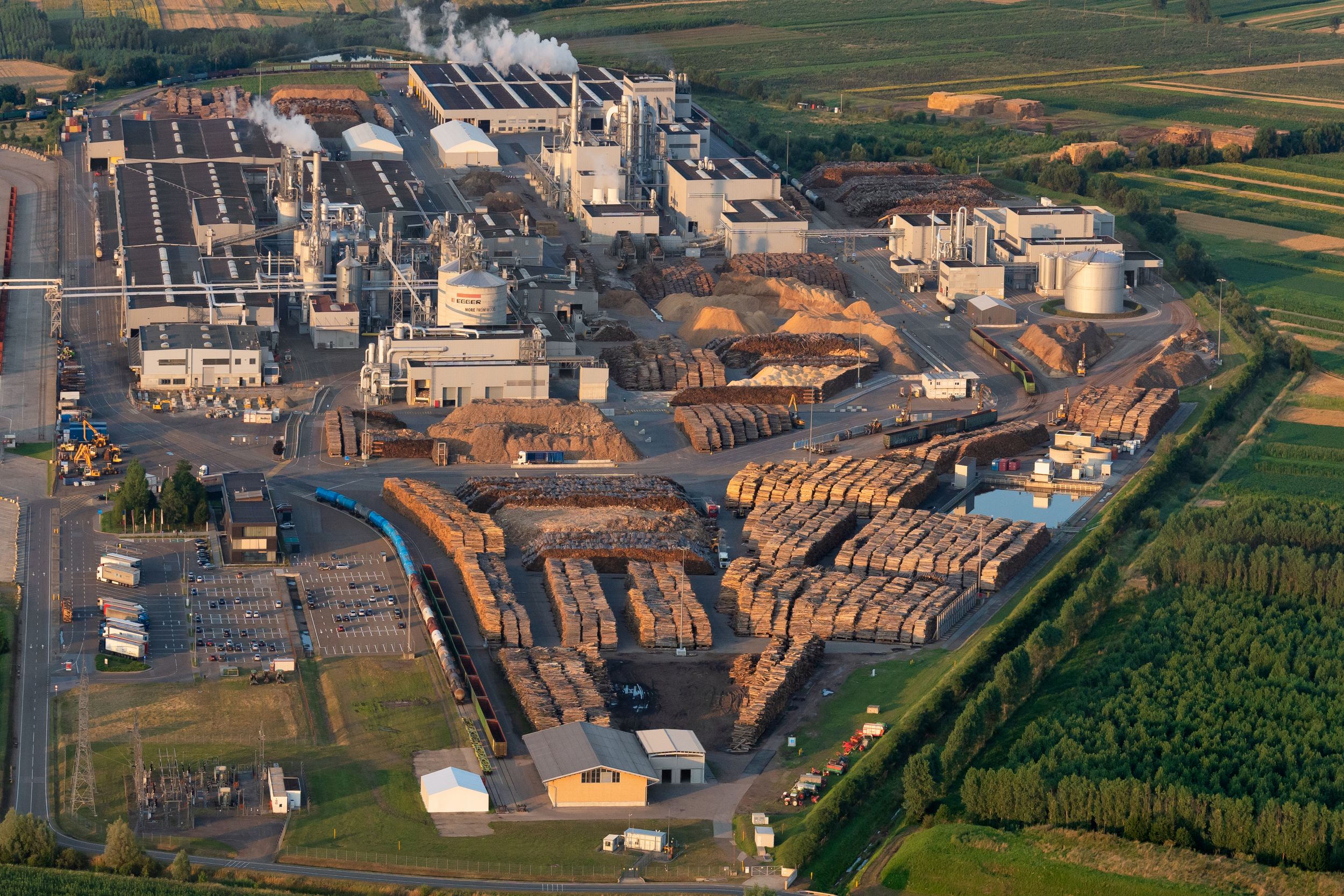 Cum se poate reduce consumul de energie într-o fabrică? Soluțiile în care investește EGGER