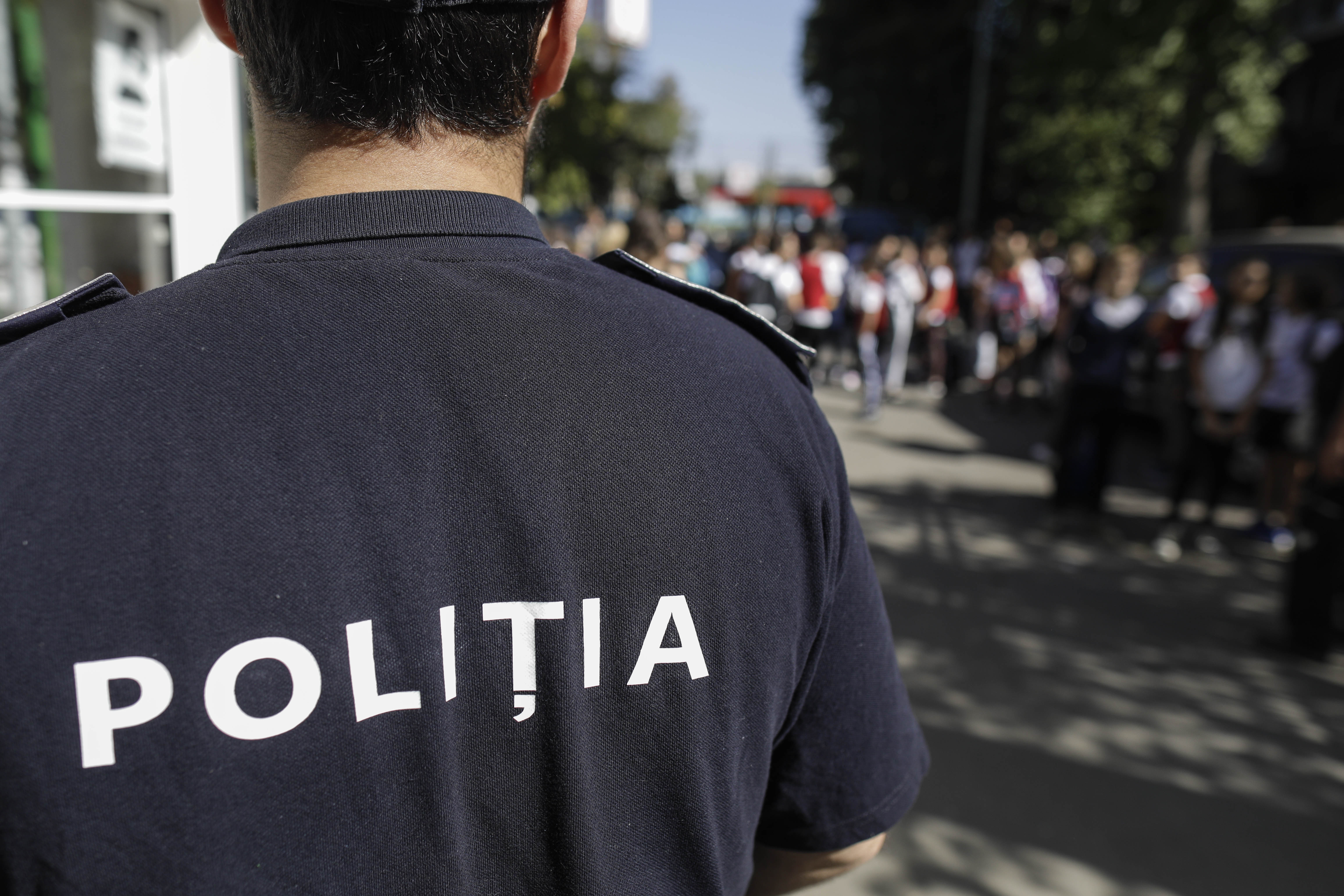 Un elev de 15 ani a atacat cu o macetă doi colegi, într-un liceu din Pitești. Noi detalii despre atac