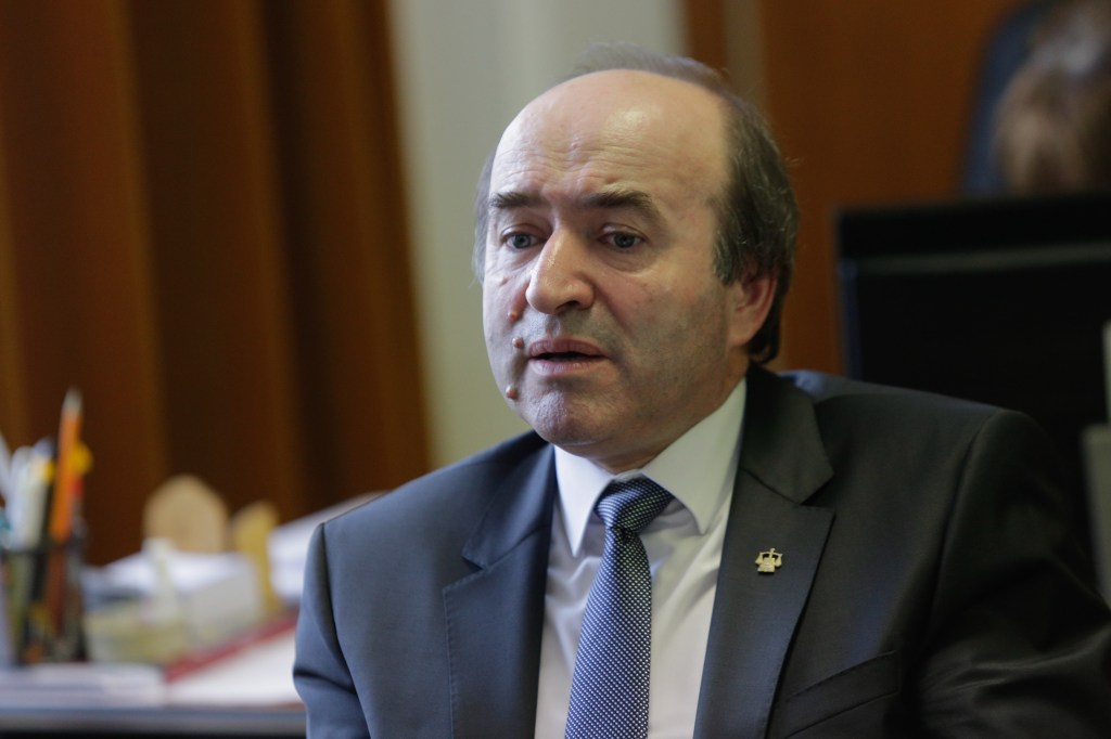Instanța decide azi dacă fiul lui Tudorel Toader va fi arestat preventiv. Ce acuzații îi aduc procurorii