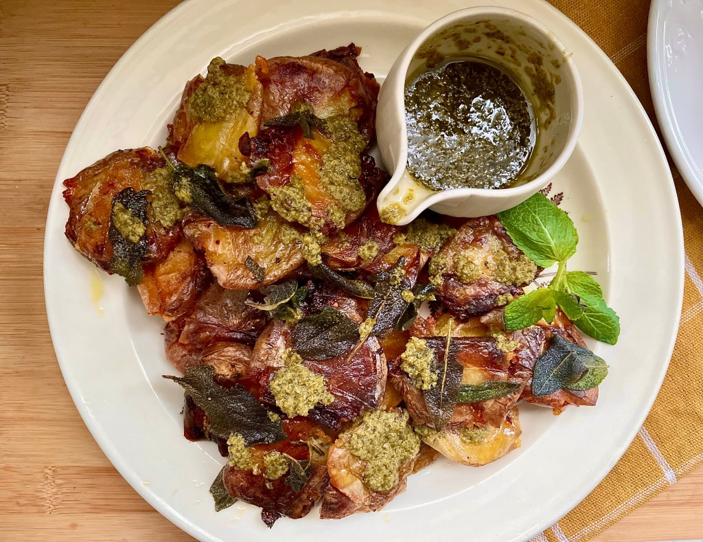 Cartofi triplu-copți cu salvie și pesto de mentă
