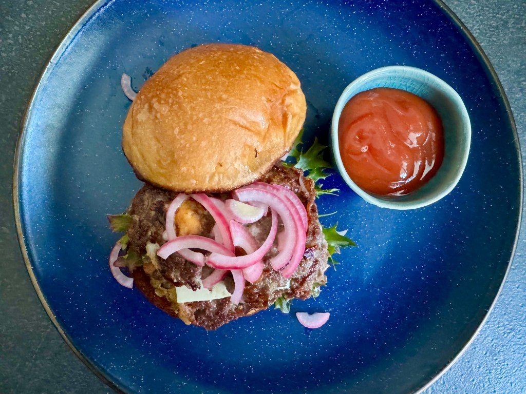 Smash burgeri cu cimbru și brânză albastră