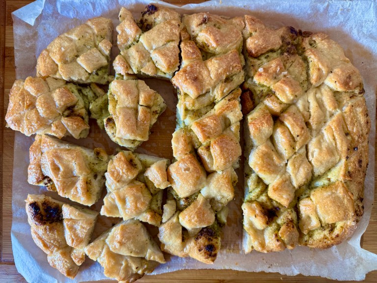 Focaccia cu pesto, îmbucățită