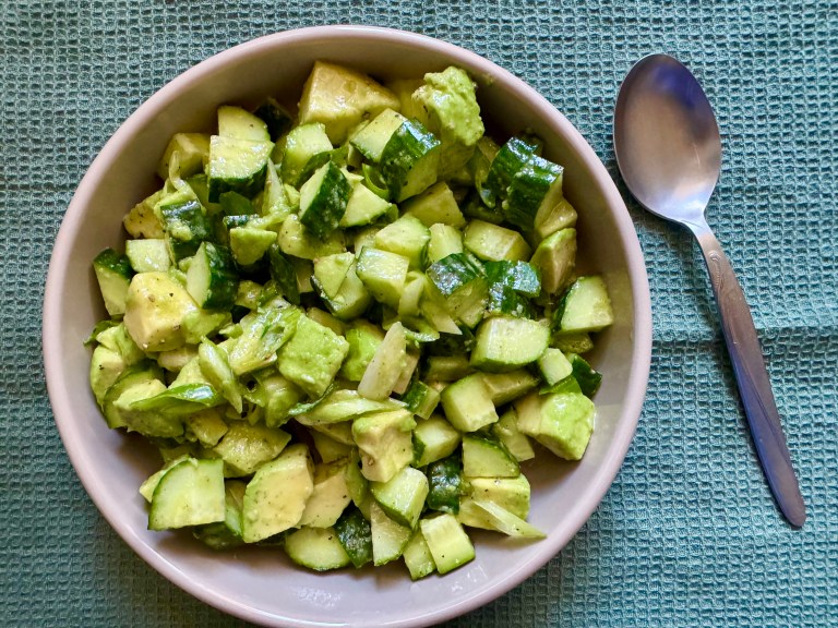 Salată proaspătă de castraveți și avocado