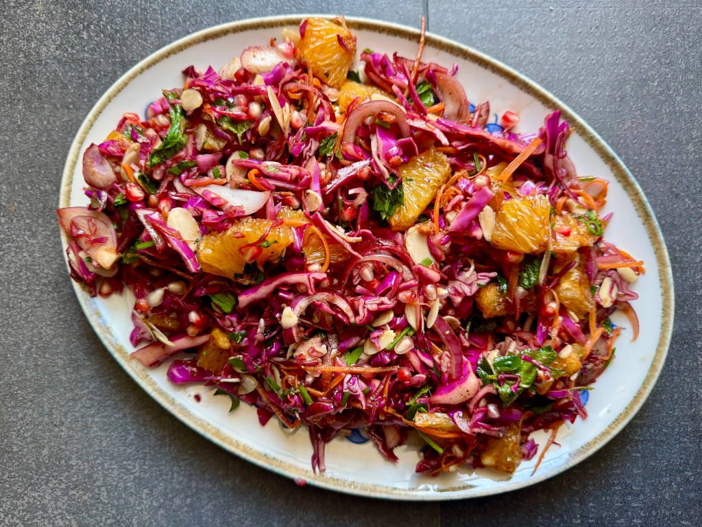 Salată de varză roșie cu morcovi, mentă și portocale