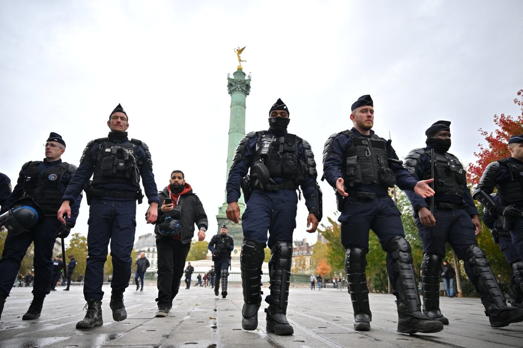Polițiști în zona Piața Bastiliei din Paris Foto: Profimedia
