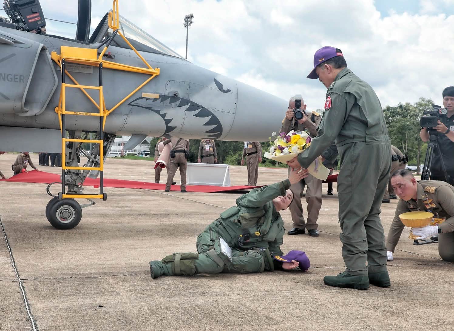 Regina Suthida a primit flori de la Regele Rama al Tahilandei după ce ea a pilotat un avion de luptă Gripen. Foto: Facebook