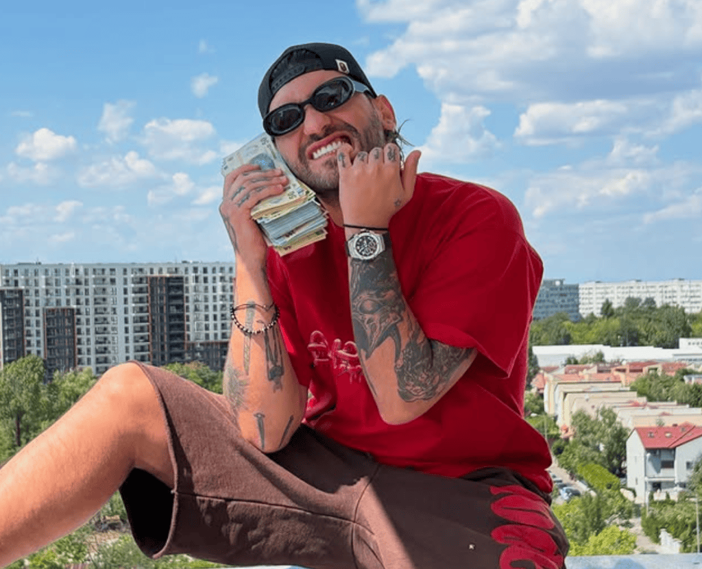 VIDEO Cunoscut trapper, gest șocant făcut pe scenă, la un concert la Arenele Romane