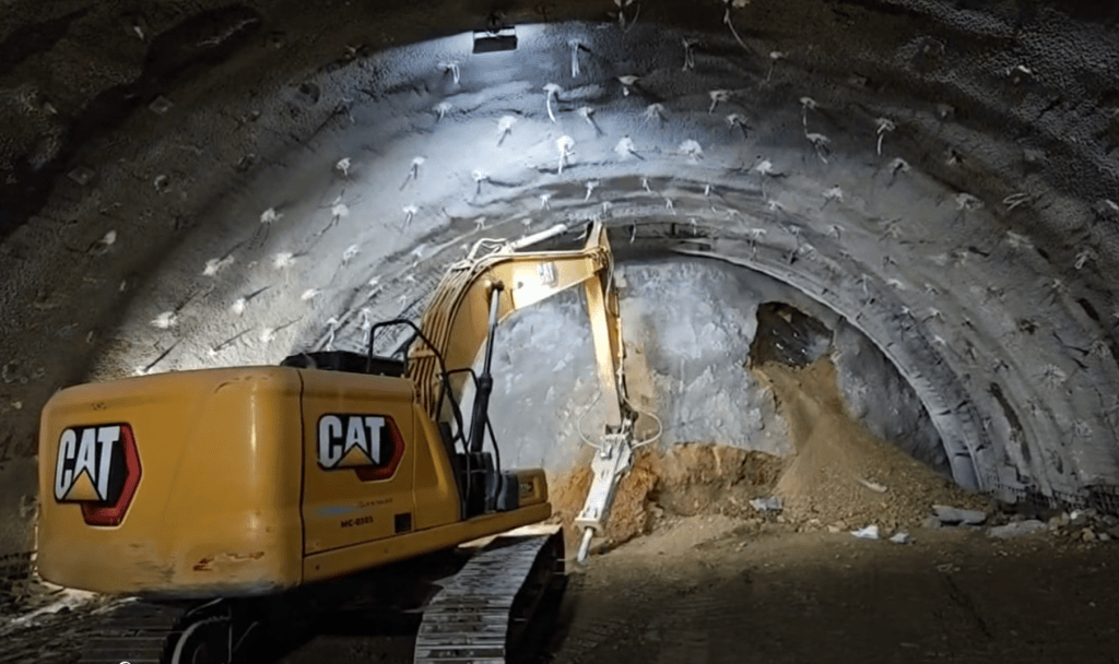 VIDEO. Momentul în care un nou tunel de pe autostrada Sibiu-Pitești este străpuns în totalitate