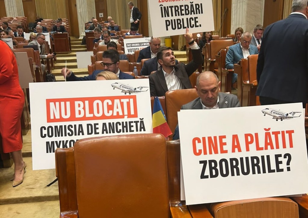 Protest USR în plenul Parlamentului
